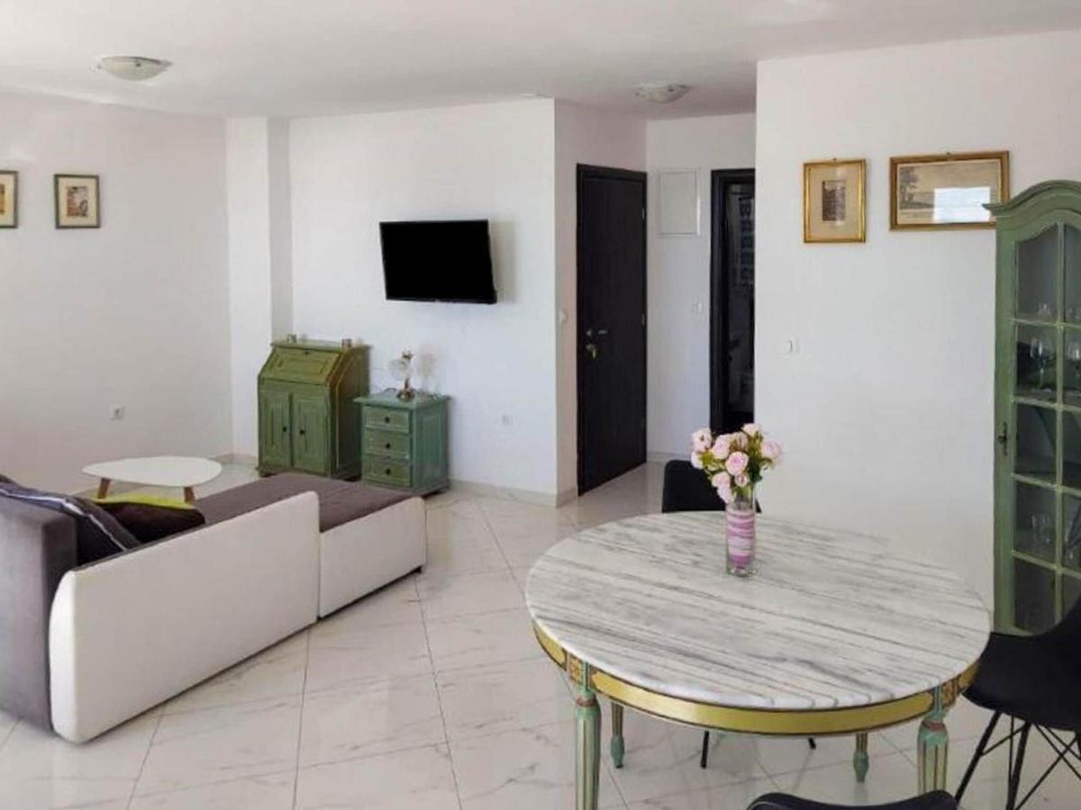 Apartman Appealing In With Shared Pool