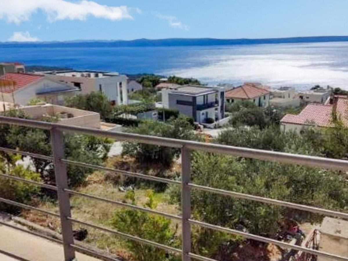 Appealing In With Shared Pool Apartman Makarska